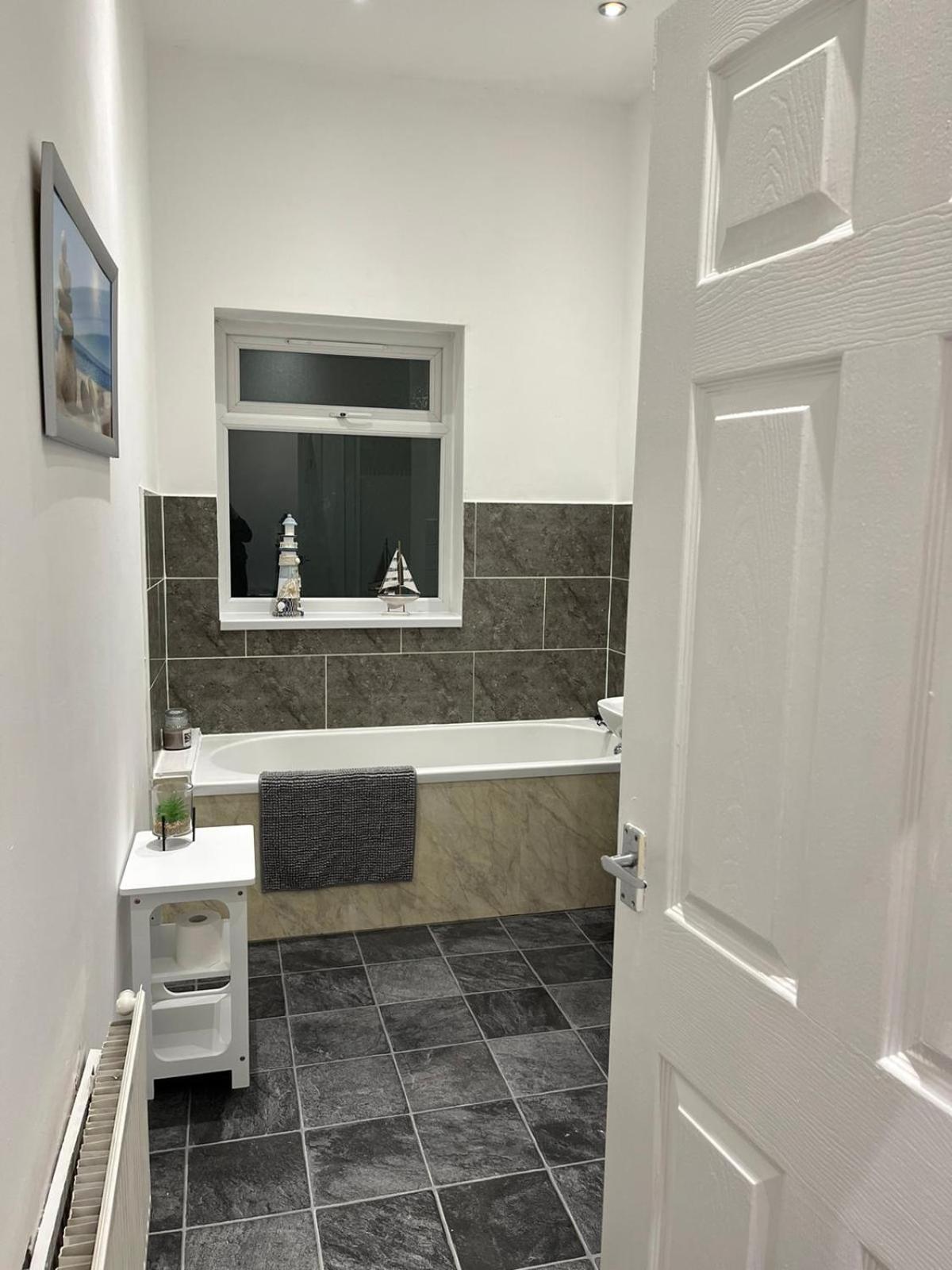 Large Ground Floor Apartment - South Shields - 3 Minutes From South Tyneside Hospital, 8 Minutes From Beach Dış mekan fotoğraf